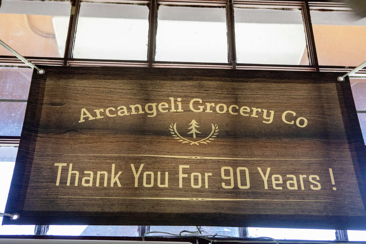 Un letrero agradece a los clientes por apoyar a Arcangeli Grocery Co. durante más de 90 años en Pescadero, California, el 31 de agosto de 2022.