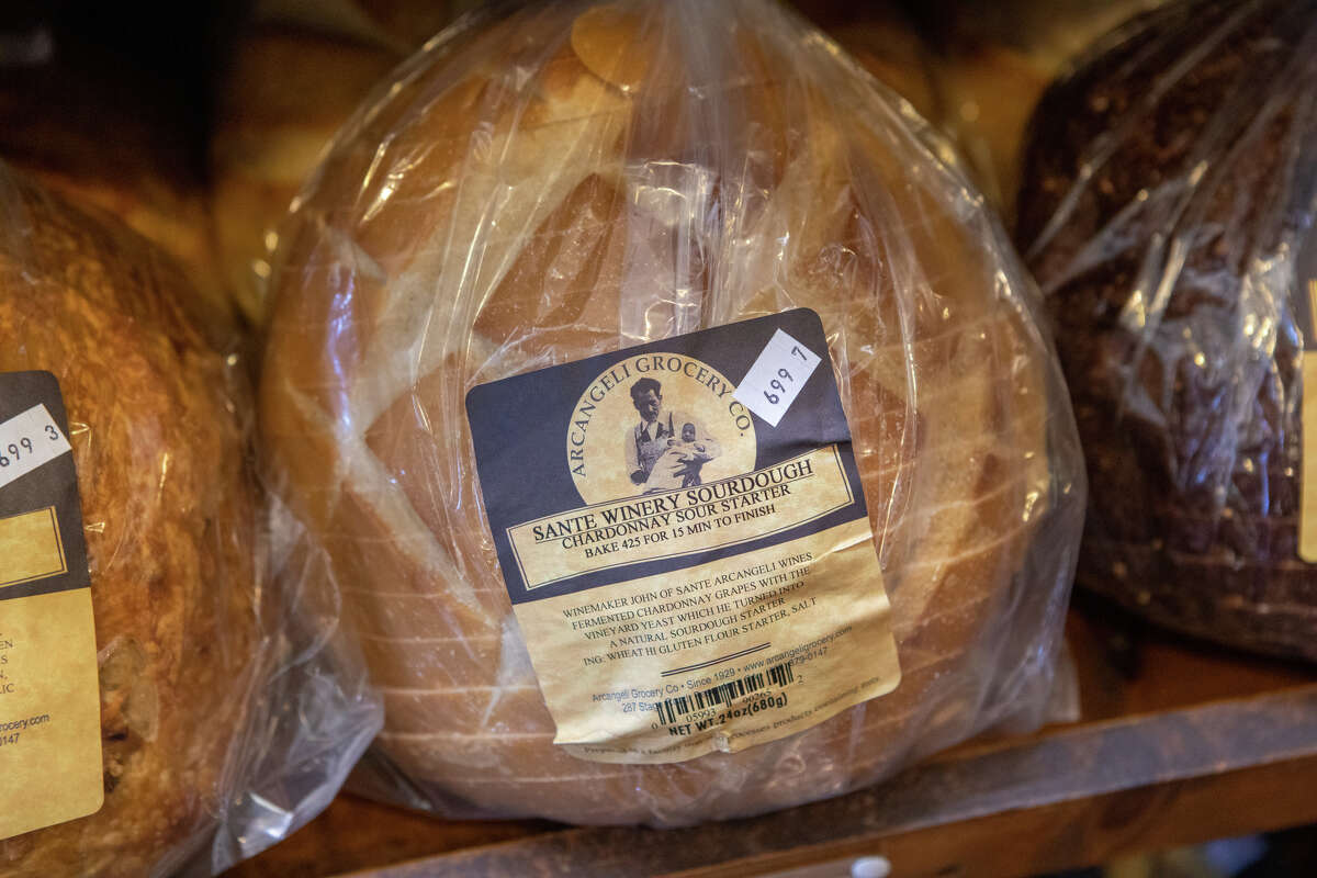 Un pan de masa fermentada es una de las muchas hogazas de pan disponibles en Arcangeli Grocery Co. en Pescadero, California, el 31 de agosto de 2022.