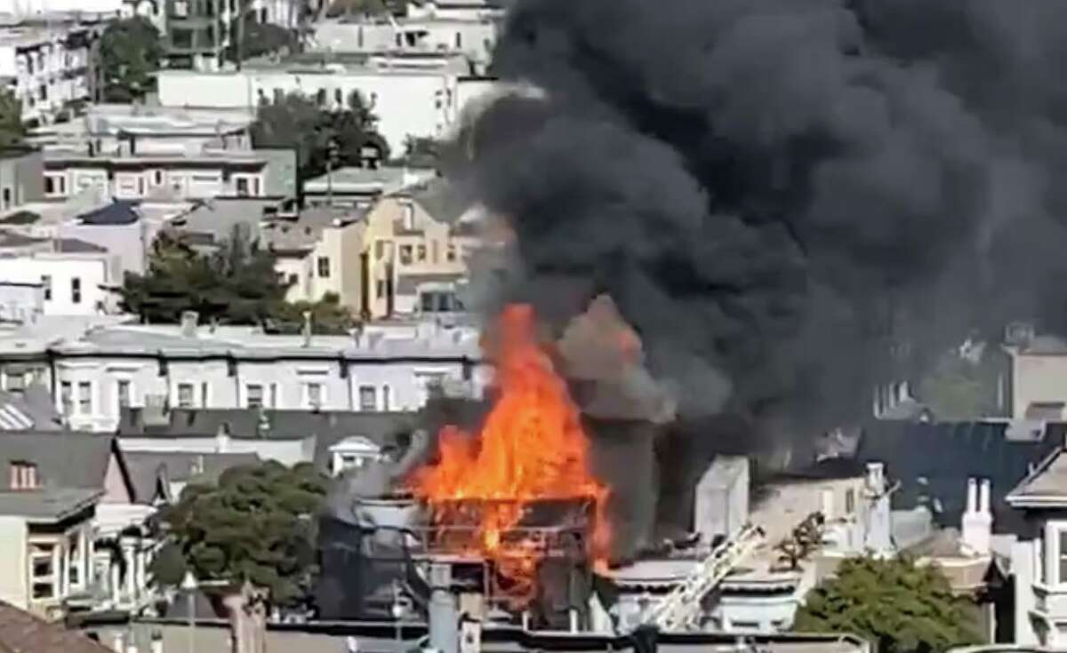 El Departamento de Bomberos de San Francisco informó un incendio en un edificio en Lower Haight el 31 de agosto de 2022.