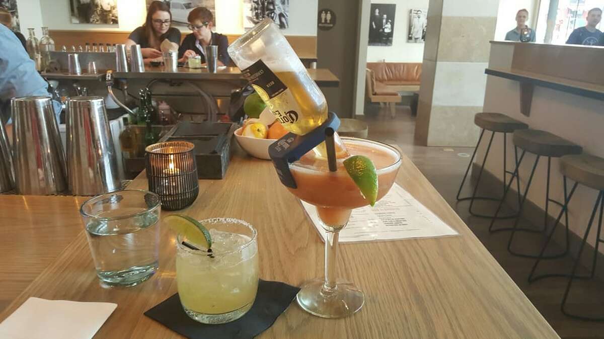 La margarita congelada en Matador (679 Sutter St.) viene con una botella de cerveza Corona para que sea más alcohólica.