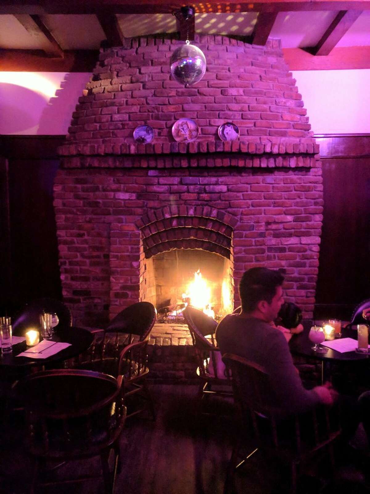 La chimenea en The Rockridge Improvement Club (The RIC), en 5515 College Ave. en Rockridge, Oakland.