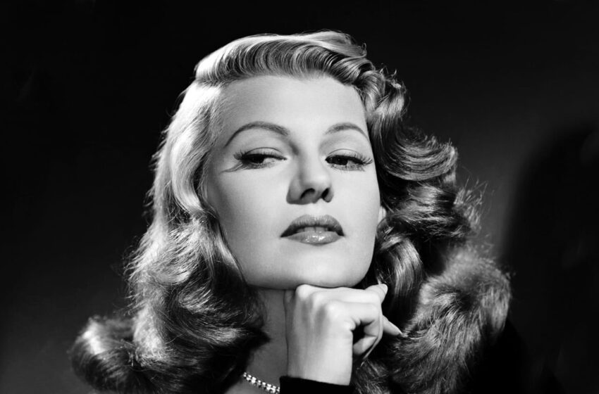  La inmortal Rita Hayworth se pasea con la belleza ensombrecida por la tragedia