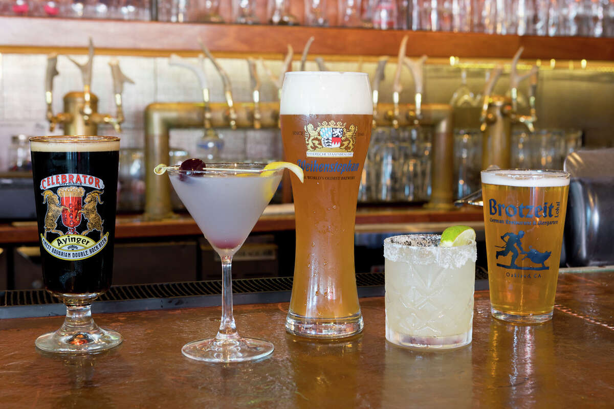 Una selección de cócteles y cervezas en el bar de Brotzeit Lokal en Oakland, California, el 1 de septiembre de 2022.