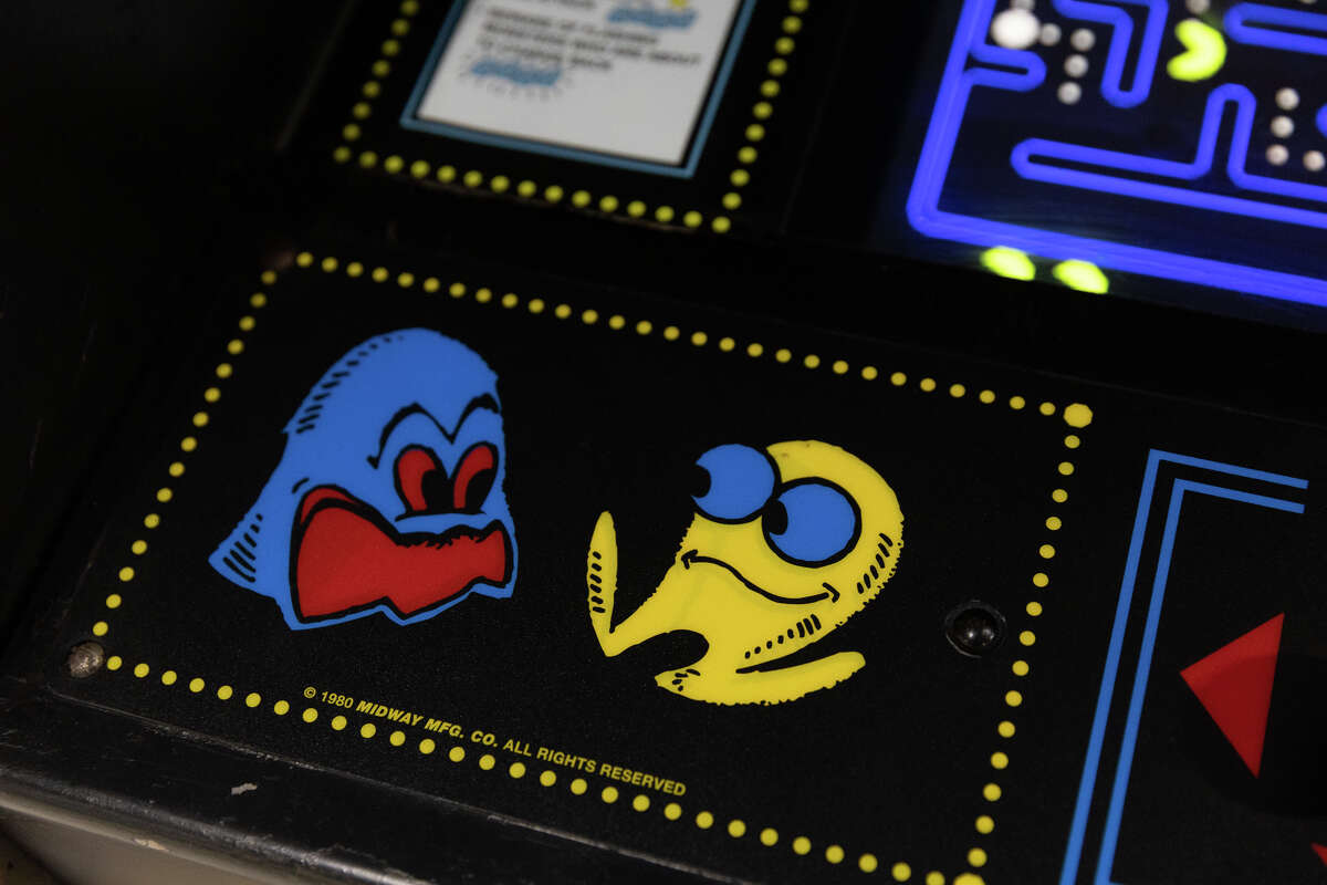 Diseños decorativos en la máquina arcade antigua Pac-Man en la estación BART de Powell Street en San Francisco el 3 de septiembre de 2022. 