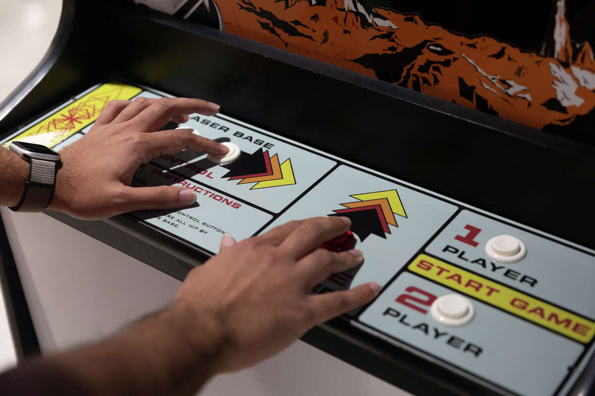 Yash Gupta juega a Space Invaders en una máquina recreativa antigua en la estación BART de Powell Street en San Francisco el 3 de septiembre de 2022. 