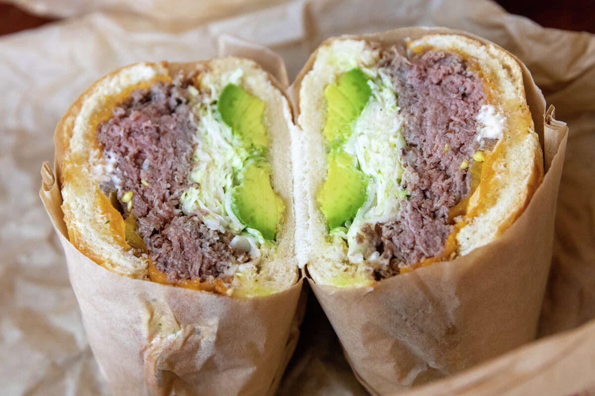 El Ron, con rosbif, queso cheddar, jalapeños, ensalada de col y aguacate, es uno de los sándwiches exclusivos en Deli Board en San Francisco, California, el 19 de agosto de 2022.