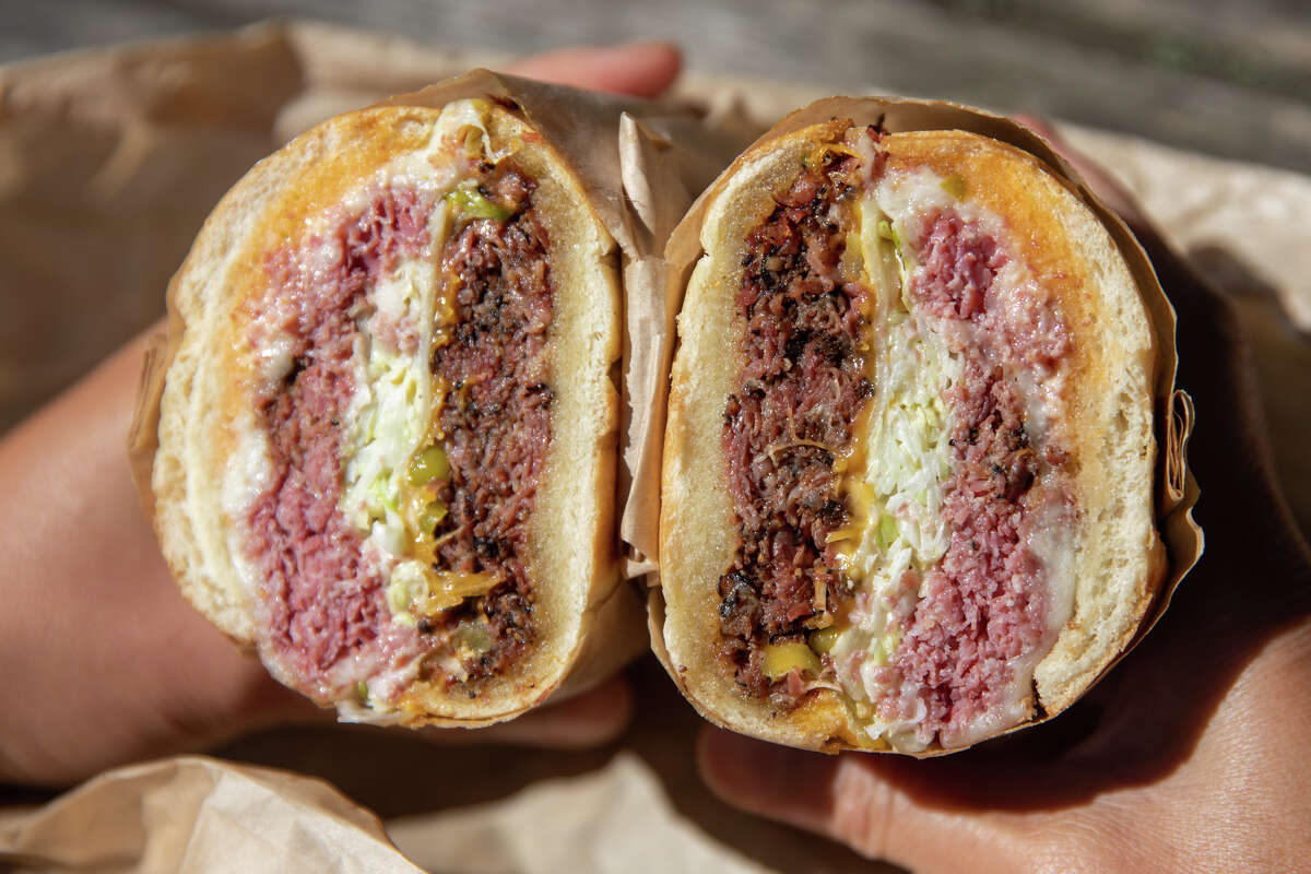 El Allison, con pastrami y rosbif, es uno de los sándwiches exclusivos en Deli Board en San Francisco, California, el 19 de agosto de 2022.