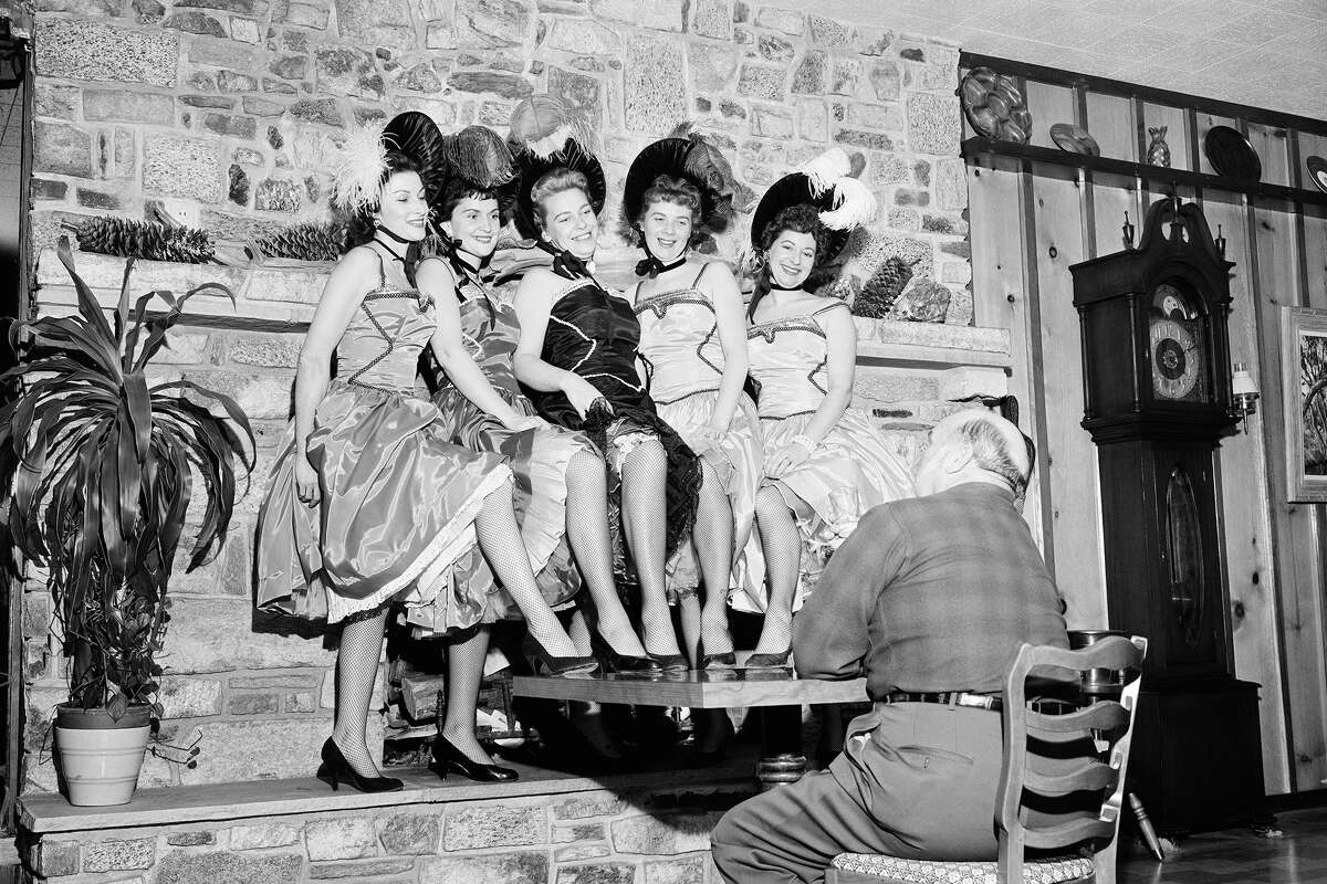 Can-can girls en Whiskey Flat Days en 1960. La celebración de la ciudad perdida del Viejo Oeste continúa cada fin de semana del Día de los Presidentes. 