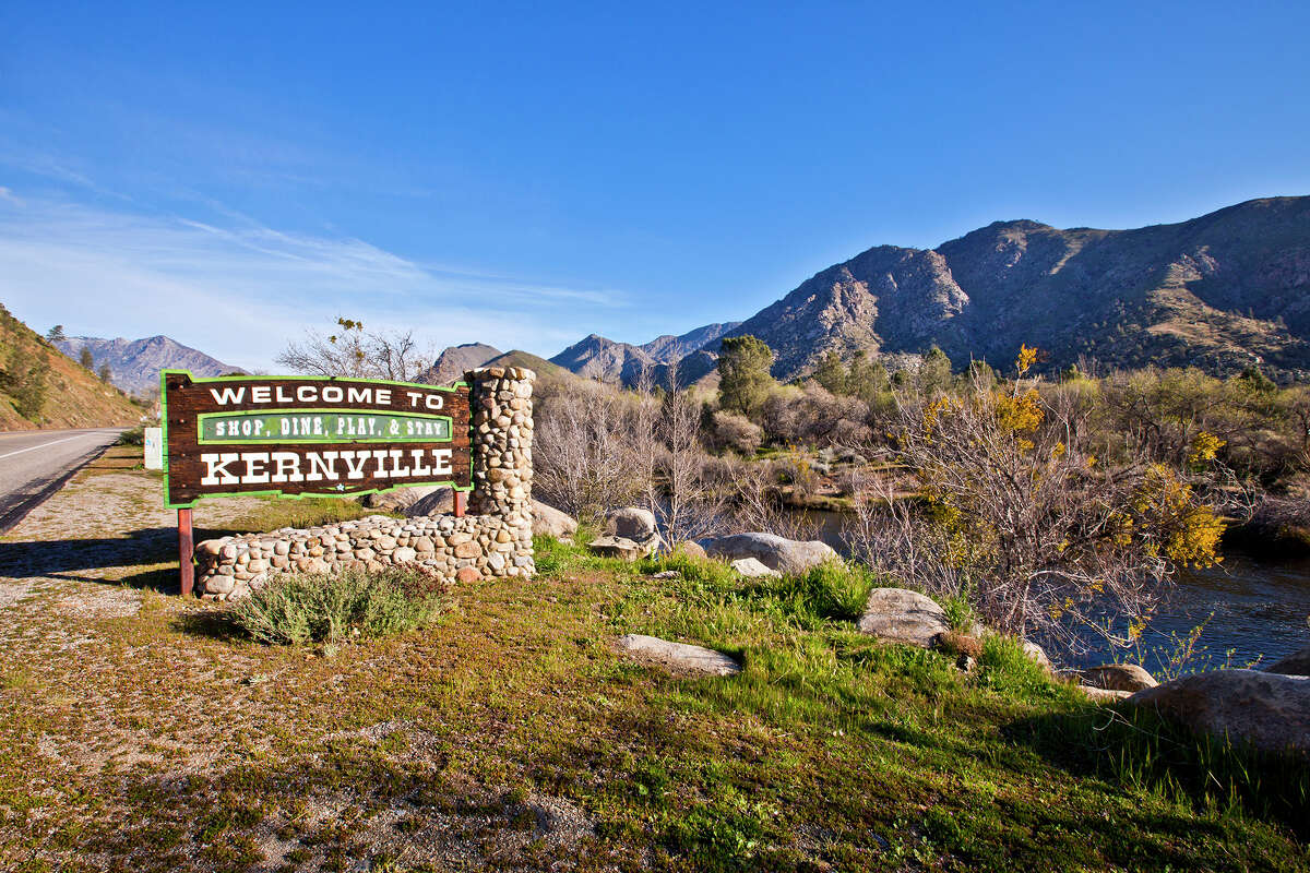 Kernville es un pequeño pueblo ubicado en el sur de Sierra Nevada, en el condado de Kern, California. Kernville está ubicado a 35 millas al noreste de Bakersfield, a una altura de 2,667 pies. El río Kern atraviesa la ciudad.