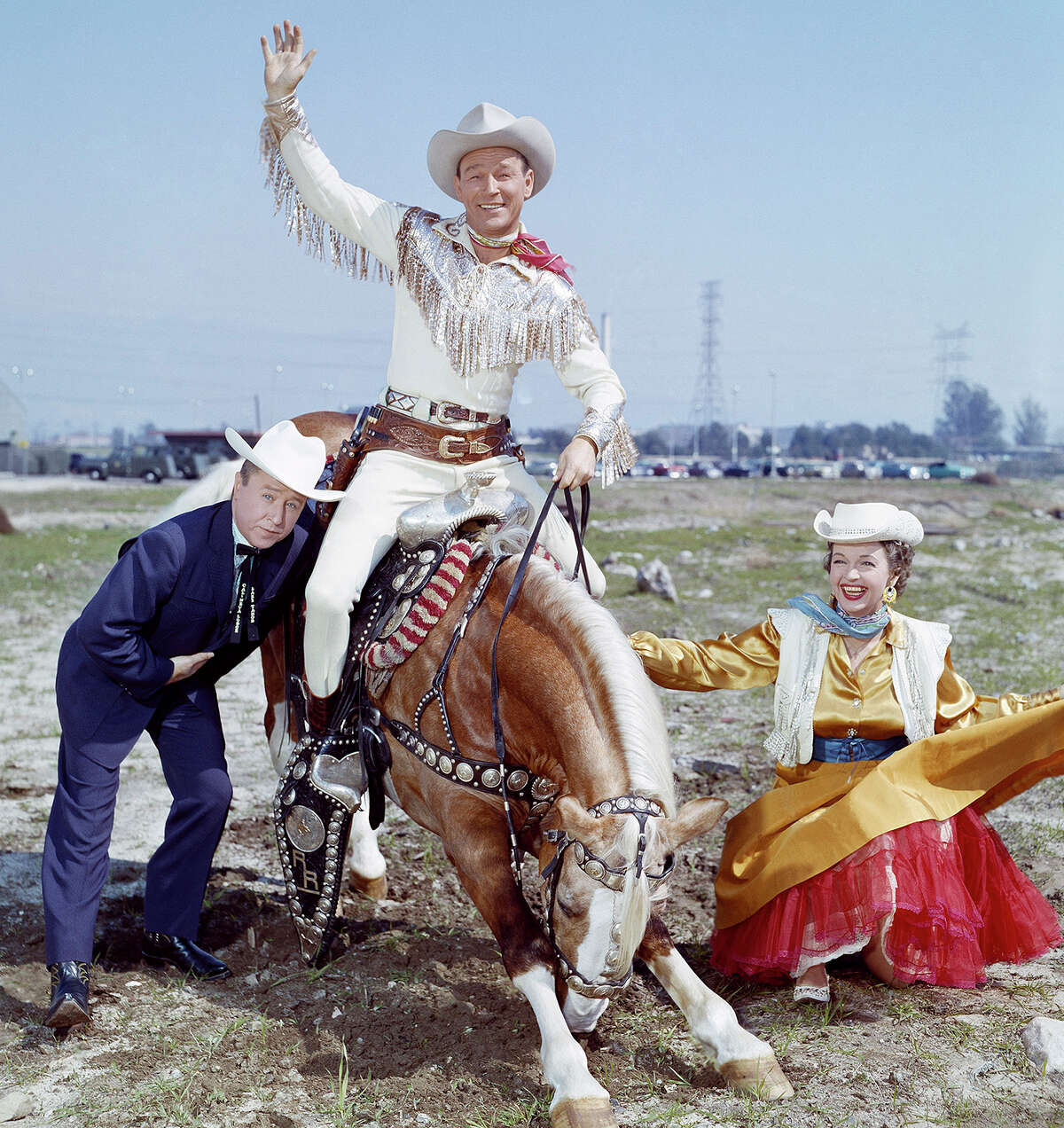 Roy Rogers en Trigger junto a Dale Evans. A principios de la década de 1950, Rogers era un elemento fijo de filmación en Kernville antes de que se inundara y se convirtiera en el lago Isabella.