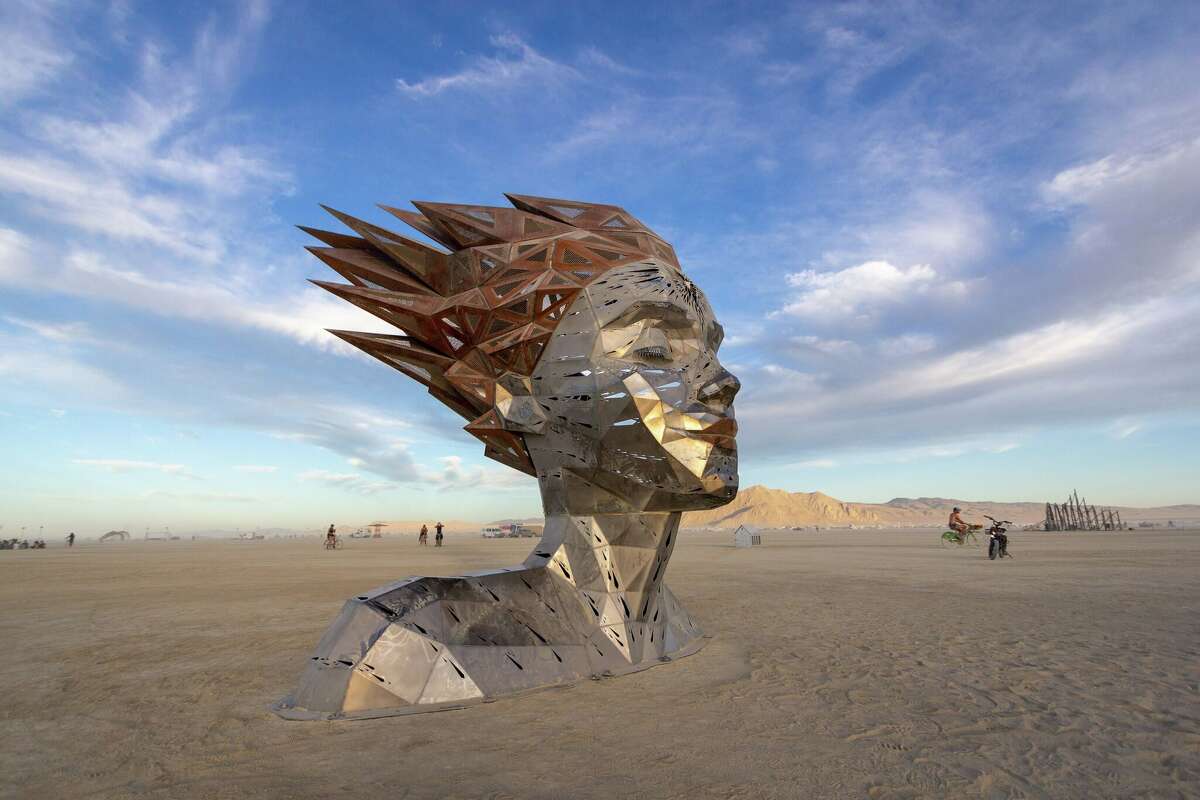 "Seed of Dreams" de Martin Taylor y Chromaforms Art Collective de Oakland, California, en Burning Man 2022 en Black Rock Desert de Gerlach, Nevada.