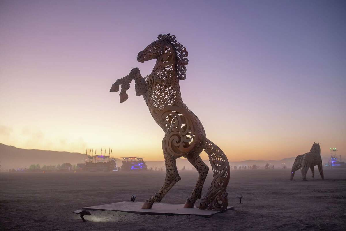 Wild Horses of the American West por Artist Collective de Reno, Nevada en Burning Man 2022 en el desierto Black Rock de Gerlach, Nevada.