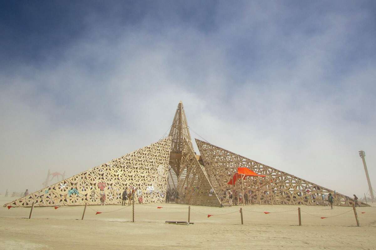 "Templo Empíreo" de Laurence Renzo Verbeck de Boulder, Colorado, en Burning Man 2022 en Black Rock Desert de Gerlach, Nevada.