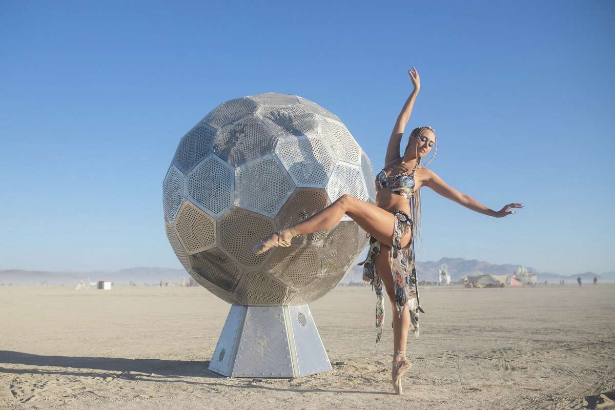 Marlowe Bassett de Metamorphosis Ballet en Burning Man 2022 en Black Rock Desert de Gerlach, Nevada.