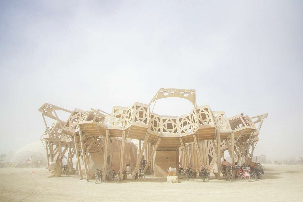 Catarsis de Arthur Mamou-Mani y Catharsis Crew en Burning Man 2022 en el desierto Black Rock de Gerlach, Nevada.