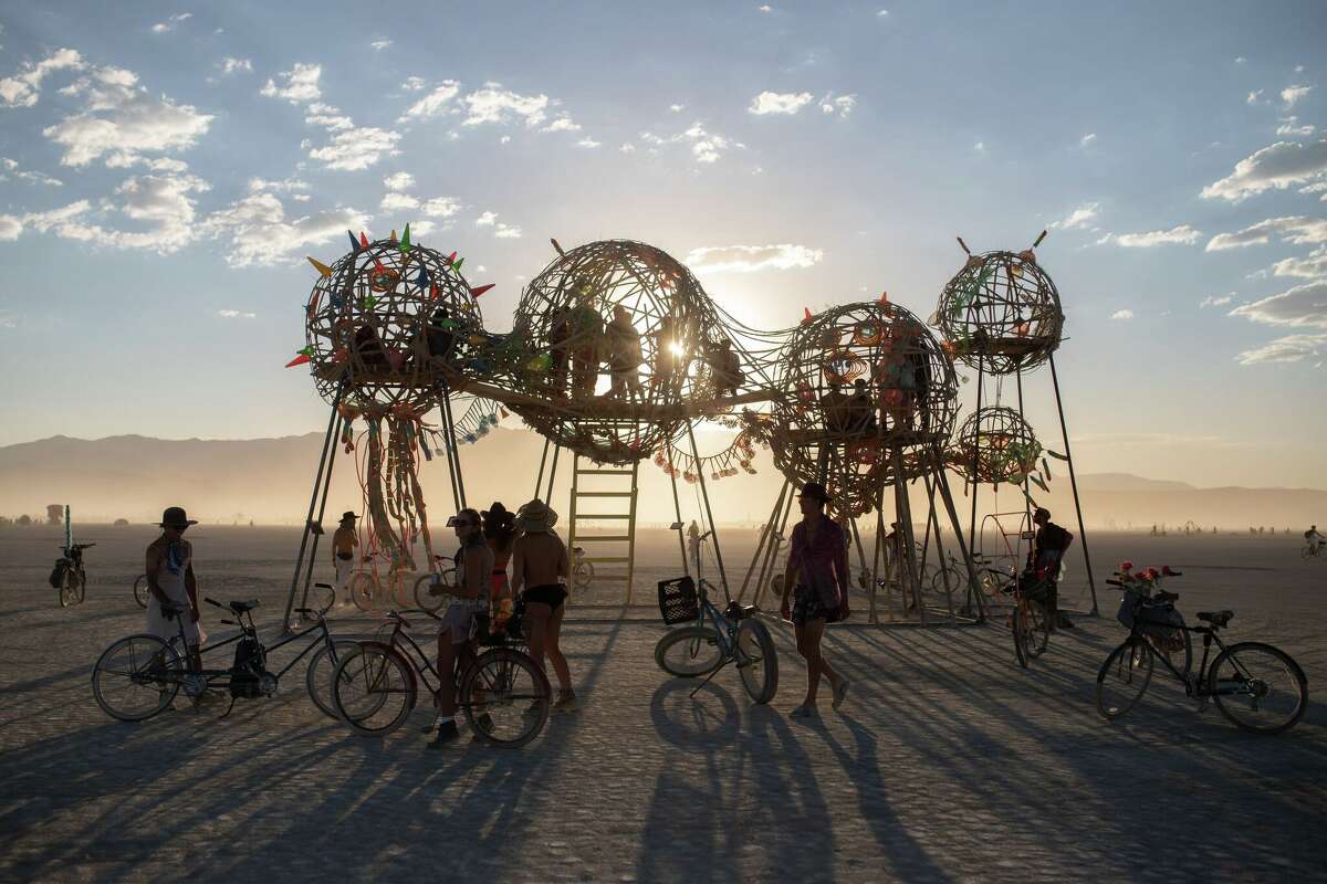 "Mebuyan Vessel" de Leeroy New y Luca Parolari de Manila, Filipinas, en Burning Man 2022 en Black Rock Desert de Gerlach, Nevada.