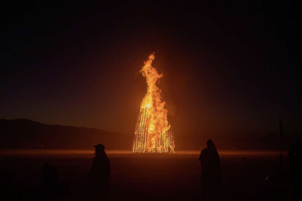 Grabación de "Carillon" por Steven Brummond de Oakland, California, en Burning Man 2022 en Black Rock Desert de Gerlach, Nevada.