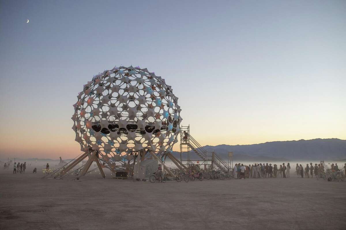 "Sonic Sphere" de Kugelauditorium de Londres en Burning Man 2022 en Black Rock Desert de Gerlach, Nevada.