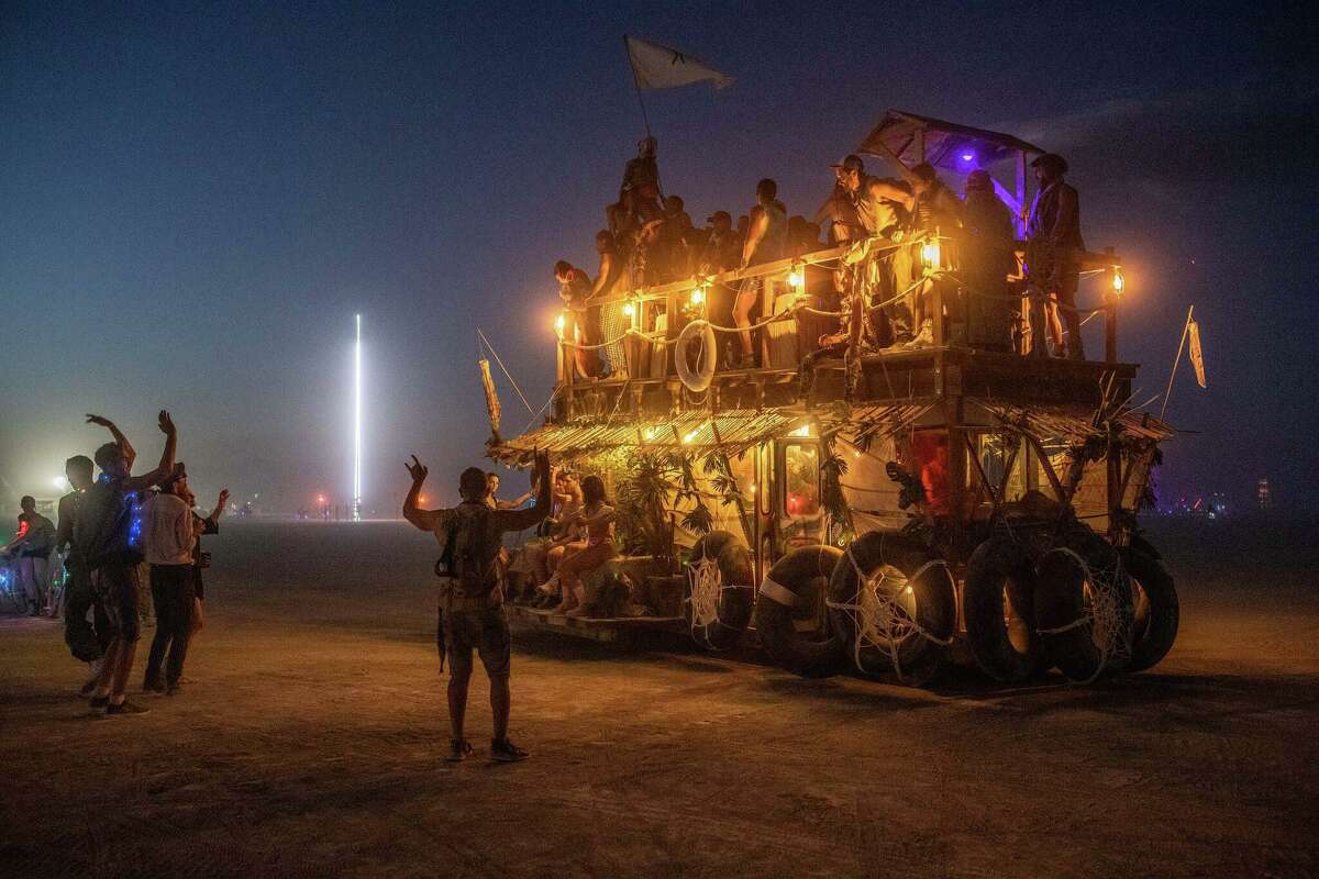 Art car en Burning Man 2022 en el desierto Black Rock de Gerlach, Nevada.