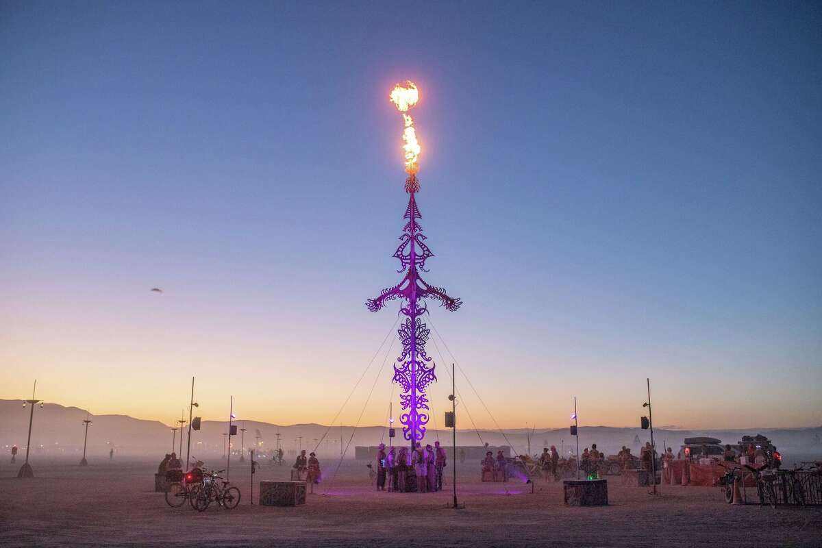 "Illumina Radiata" de Eric Zann y Illumina Radiata Art Guild de Kirkland, Washington, en Burning Man 2022 en Black Rock Desert de Gerlach, Nevada.