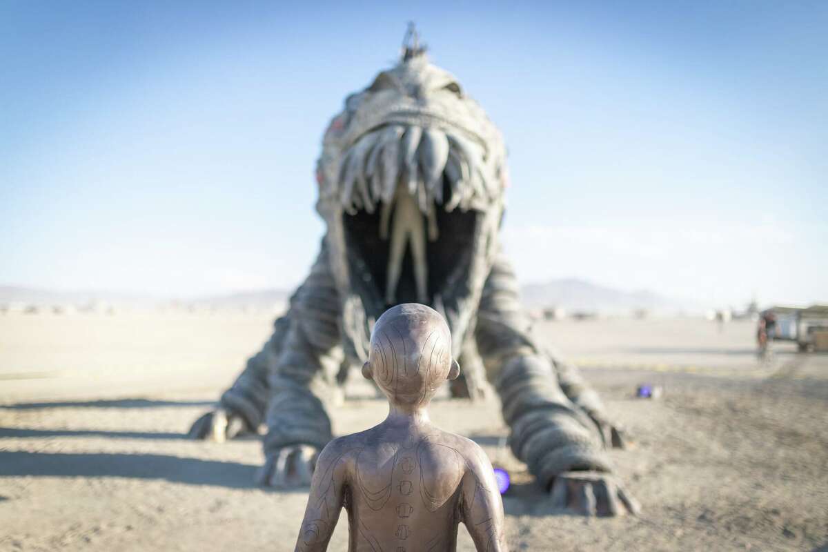 "Facing the Fearbeast" de Tigre Mashaal-Lively y Make Love Visible de Santa Fe, NM, en Burning Man 2022 en Black Rock Desert de Gerlach, Nev.