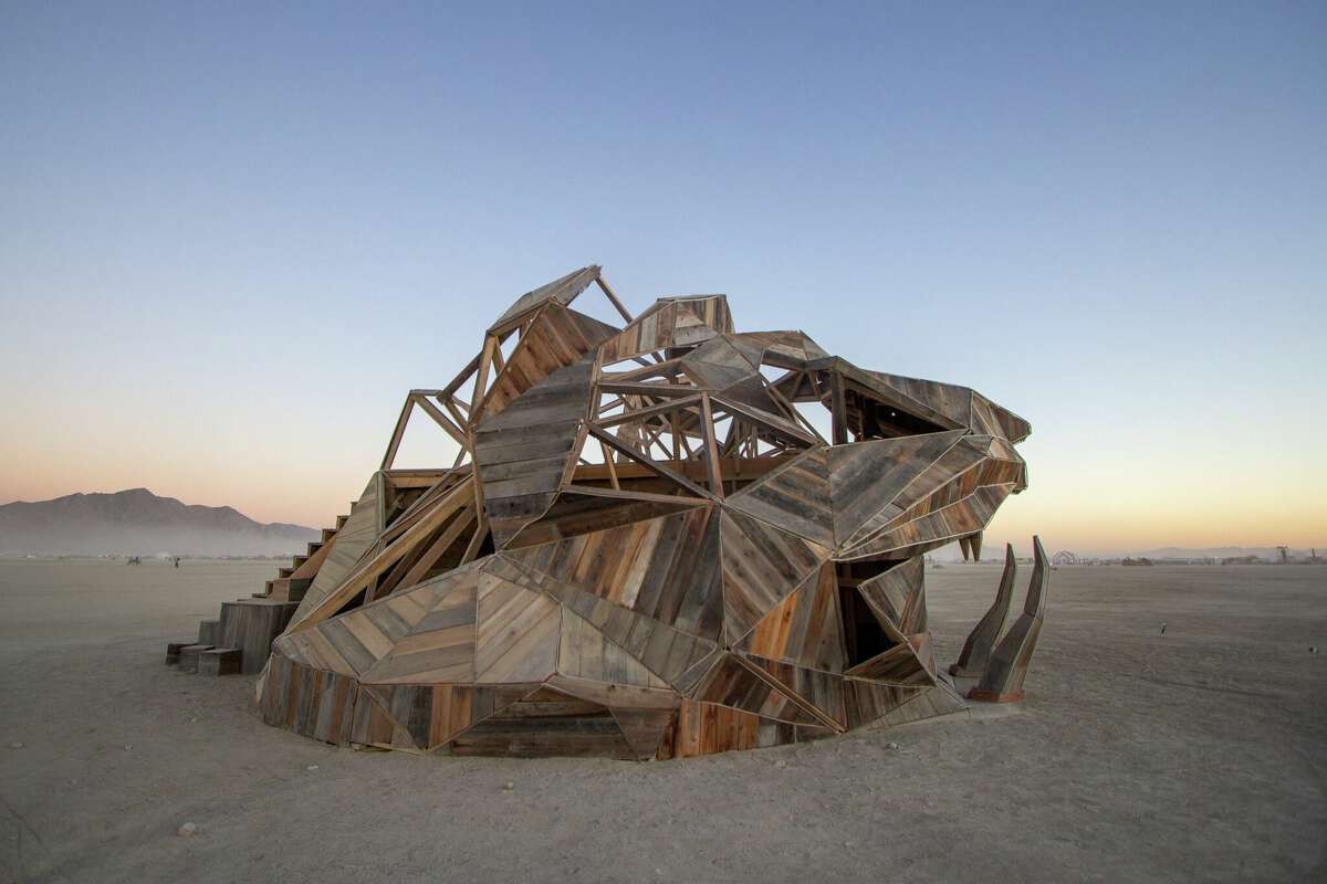 "Disturb My Slumber" de Recto Verseau de Sparks, Nev., en Burning Man 2022 en Black Rock Desert de Gerlach, Nev.