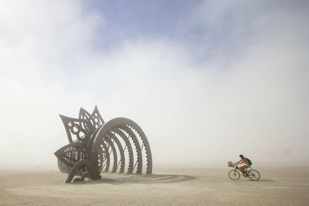 "Petaled Portal" de David Oliver de Snowflake, Ariz., en Burning Man 2022 en Black Rock Desert de Gerlach, Nevada.