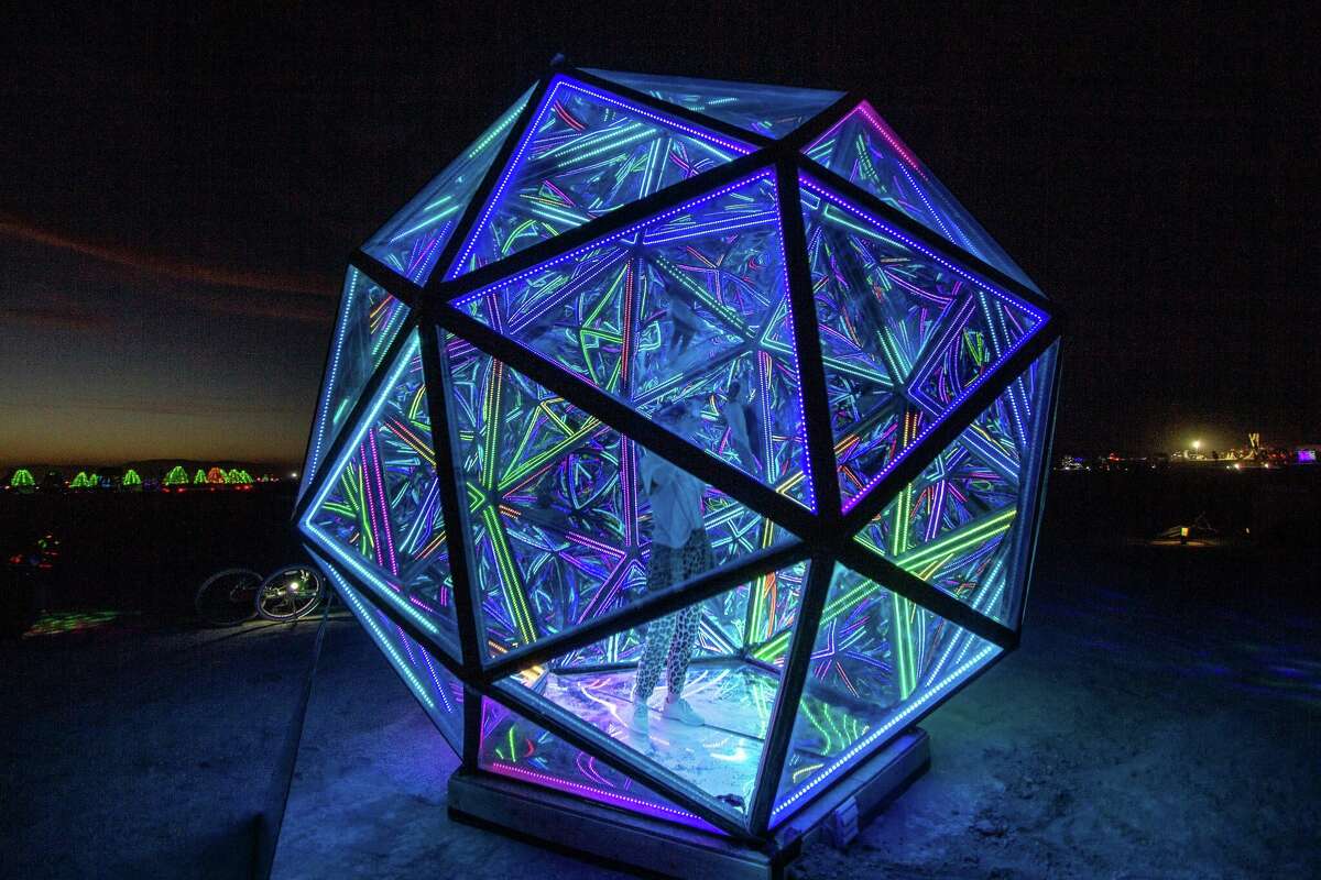 "Infinity Temple" de Stephen Rhoades de Burlington, Vt., en Burning Man 2022 en Black Rock Desert de Gerlach, Nevada.