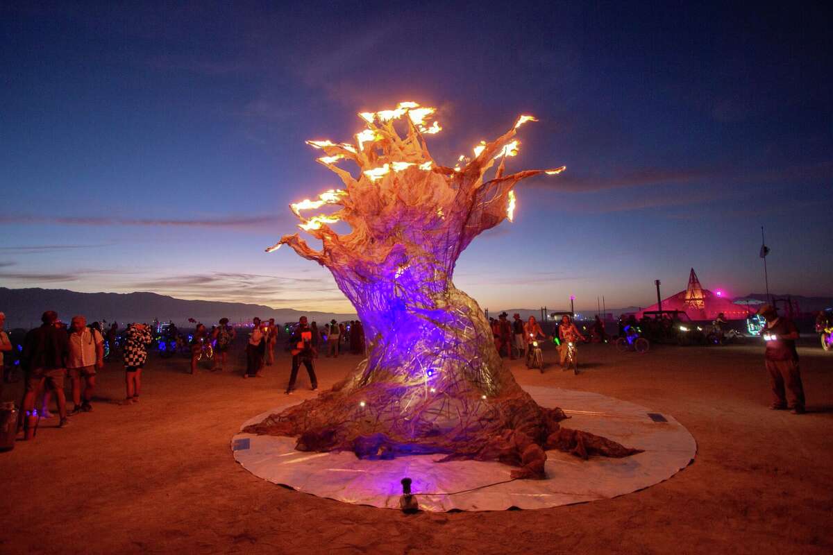 Escultura de fuego en Burning Man 2022 en el desierto Black Rock de Gerlach, Nevada.