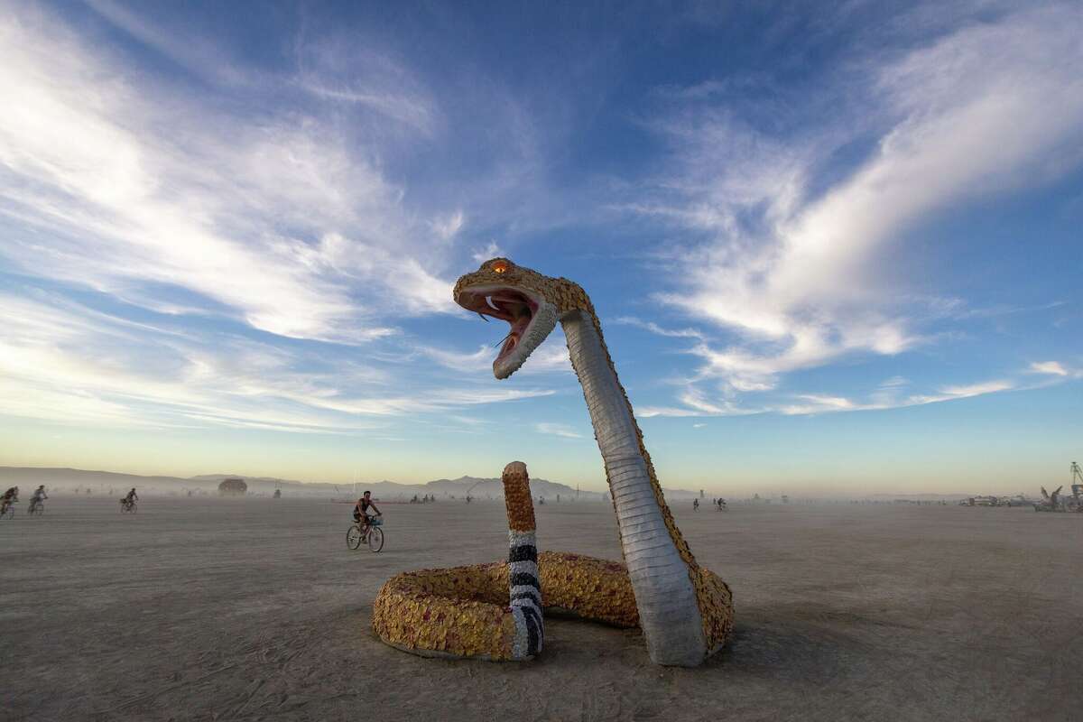 "Dorado" por el Sr. y la Sra. Ferguson y David Moreno Terron de Alameda, California, y Valencia, España, en Burning Man 2022 en Black Rock Desert de Gerlach, Nev.