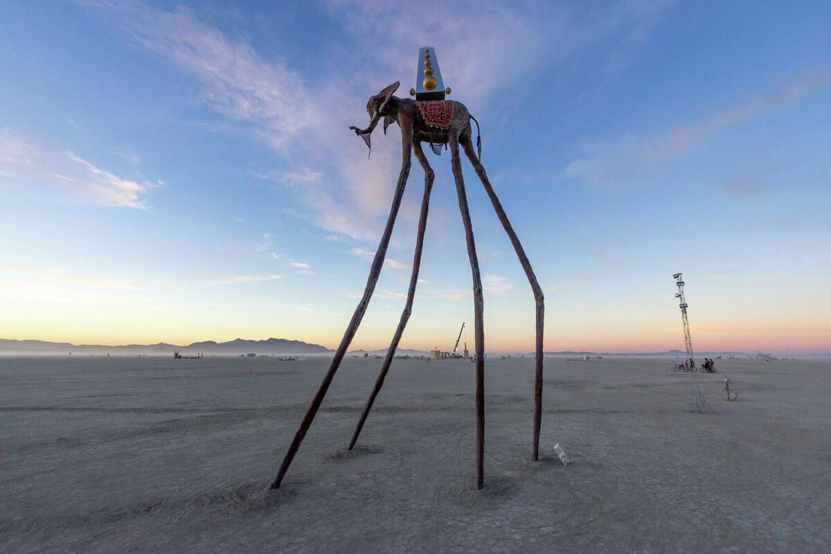 "Homage au Dali" de Jack Champion de Cotati, California, en Burning Man 2022 en el desierto Black Rock de Gerlach, Nevada.