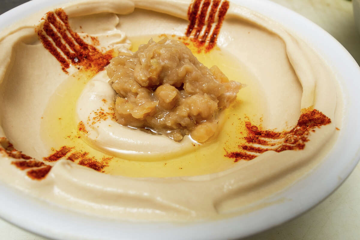 Hella Hummus se origina en McBaker Market & Deli, donde se prepara diariamente en San Francisco, como se vio el viernes 12 de agosto de 2022 por la tarde.