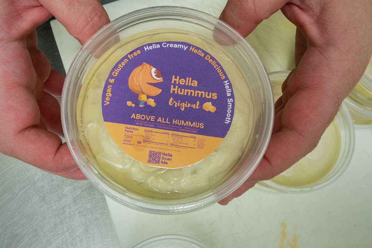 Mohannad Alkhouri presenta su exclusivo Hella Hummus en McBaker Market & Deli en San Francisco el viernes 12 de agosto de 2022 por la tarde.