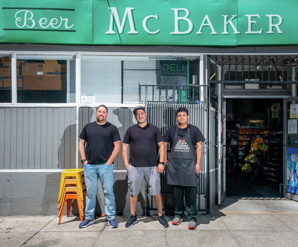 De izquierda a derecha, Mohannad Alkhouri, Joey Jada y Arturo Suastegui posan frente a McBaker Market & Deli, donde se origina Hella Hummus, el viernes 12 de agosto de 2022 por la tarde.