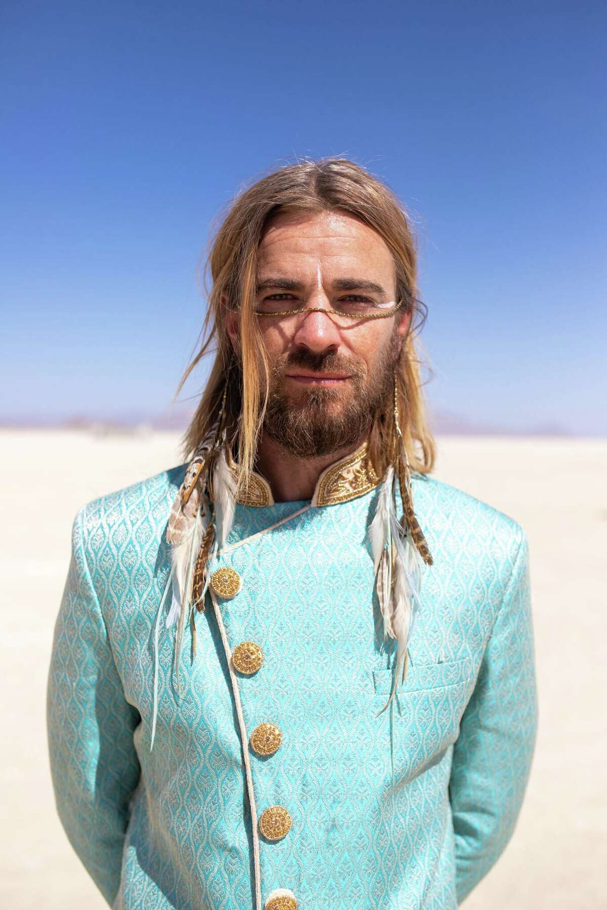 Jeffrey Ryan Cairney en Burning Man 2022 en el desierto Black Rock de Gerlach, Nevada.