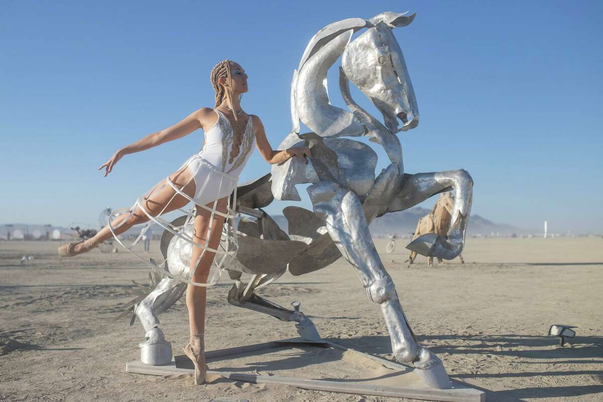 Marlowe Bassett de Metamorphosis Ballet en Wild Horses of the American West por Artist Collective de Reno, Nevada en Burning Man 2022 en el desierto Black Rock de Gerlach, Nevada.