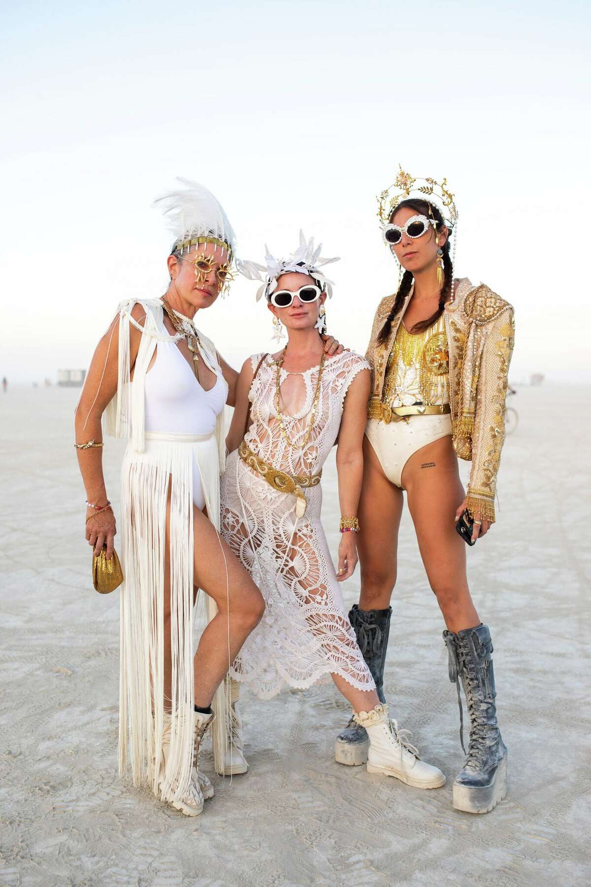 @bethielle, @3casascareyes y @ravenkauffman en Burning Man 2022 en el desierto Black Rock de Gerlach, Nevada.
