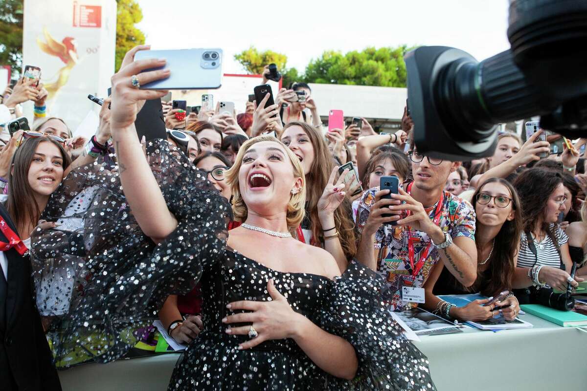 Florence Pugh se toma una selfie en el estreno mundial de "no te preocupes cariño" en el Festival de Cine de Venecia el 5 de septiembre de 2022.