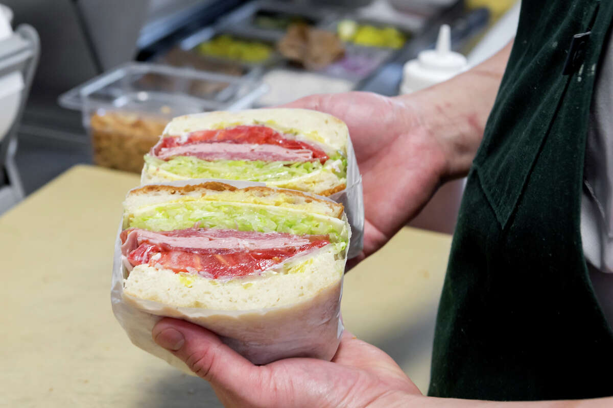 Albert Ok preparando un sándwich combinado italiano en Ok's Deli en Oakland, California, el 1 de septiembre de 2022.
