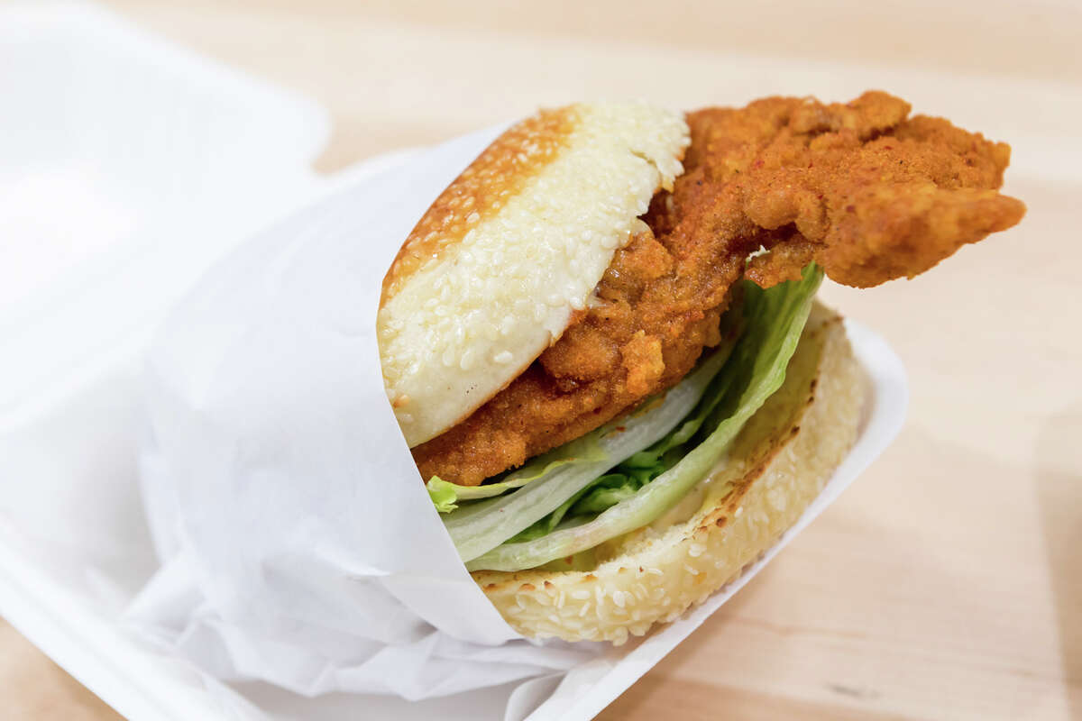 Un sándwich de pollo caliente de Sichuan en Ok's Deli en Oakland, California, el 1 de septiembre de 2022.
