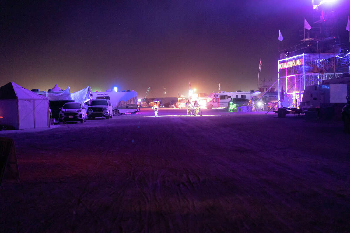 En una noche típica en Burning Man, el campamento de Friendgasm no recibe muchos visitantes, una gran diferencia con respecto a la noche en que miles pensaron que actuaría Rufus du Sol.