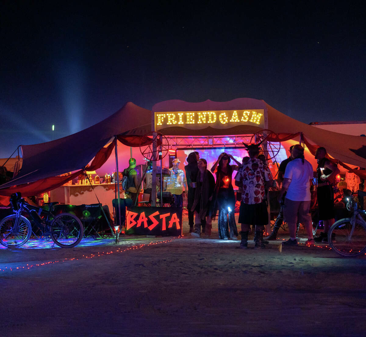 El campamento de Friendgasm se representa en Burning Man 2022. Matt Mihaly, uno de los miembros del equipo, es responsable de una broma que convenció a miles de personas de que Rufus du Sol actuaría.