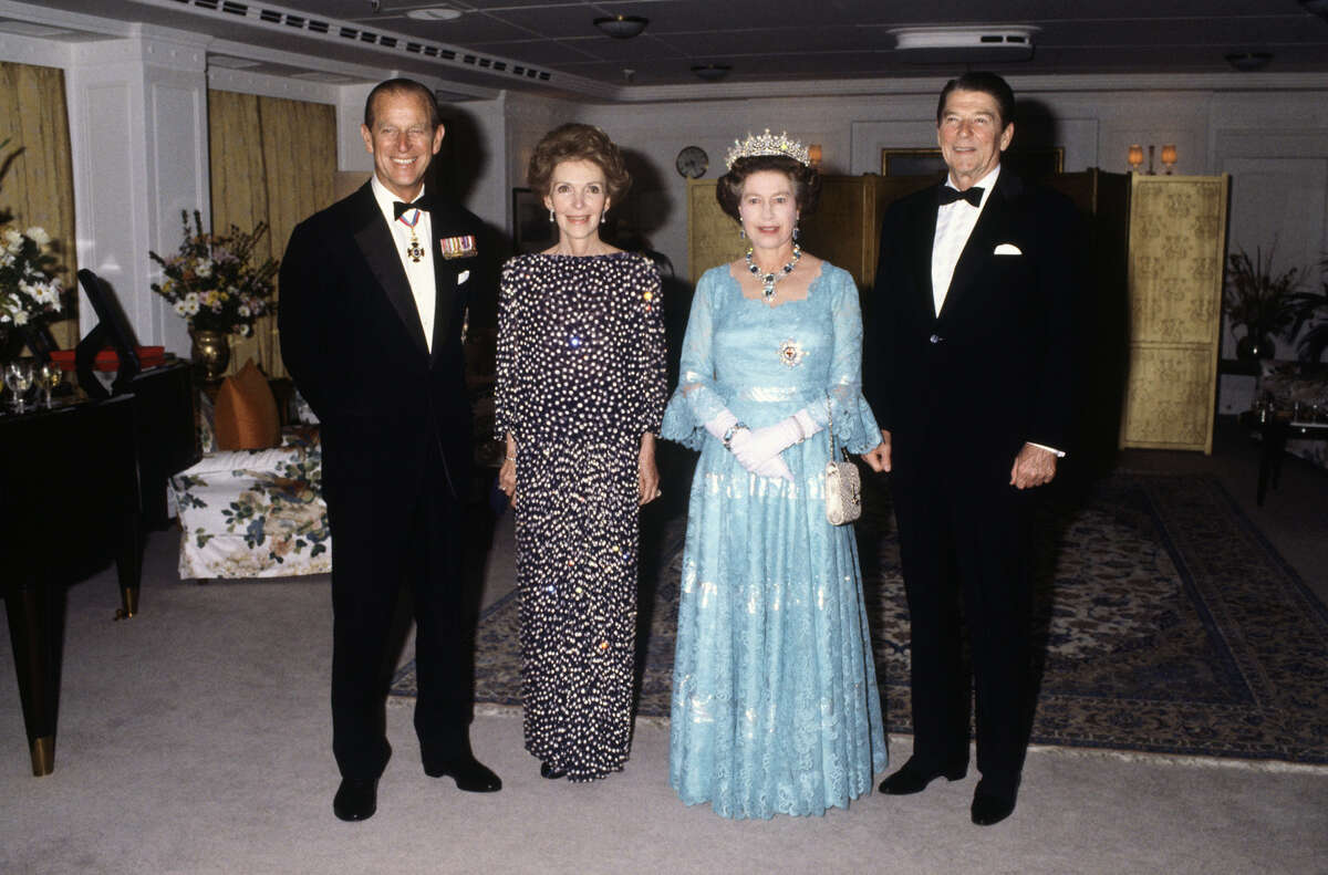La reina Isabel II y el príncipe Felipe recibieron al presidente Ronald Reagan y a la primera dama Nancy Reagan a bordo del HMY Britannia el 4 de marzo de 1983 en San Francisco.
