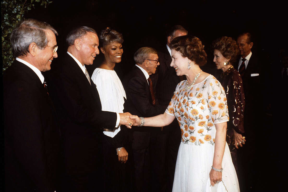 La reina conoció a Frank Sinatra en Hollywood antes de su viaje al Área de la Bahía. 