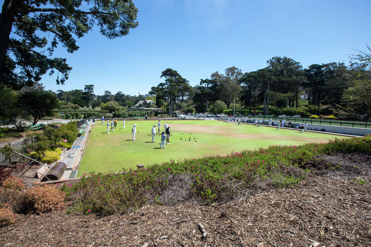 Los jugadores de bolos participan en un torneo en el San Francisco Lawn Bowling Club el 18 de agosto.