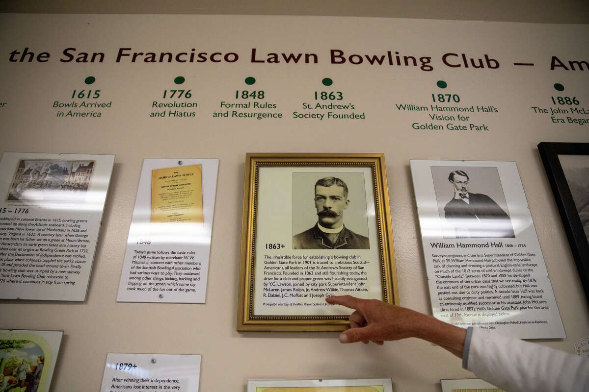 John Grimes muestra parte de la exhibición de la historia del San Francisco Lawn Bowling Club en la casa club del Golden Gate Park en San Francisco, California, el 18 de agosto de 2022.