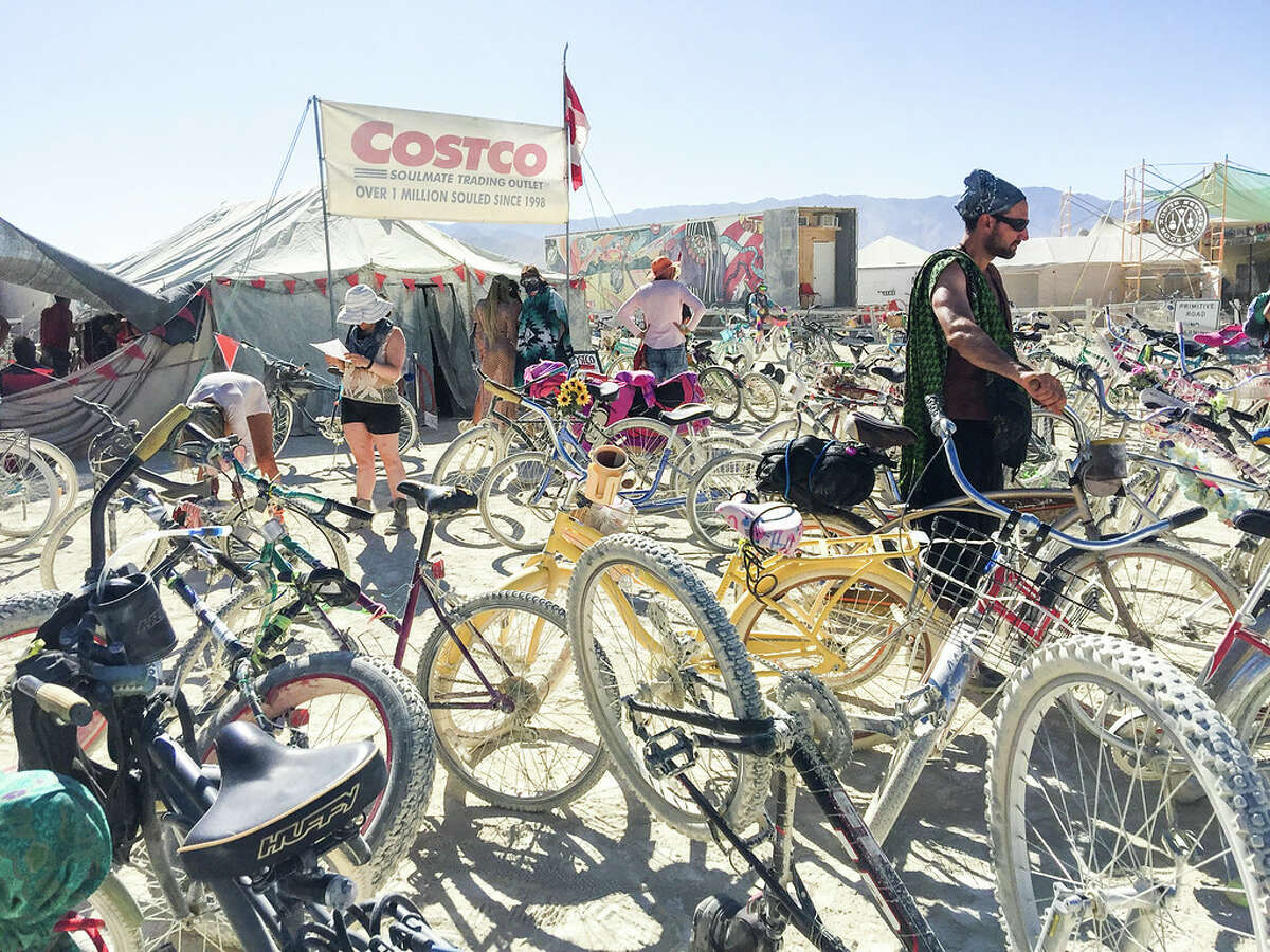 Una vista exterior del Costco Soulmate Trading Outlet en Burning Man 2019.