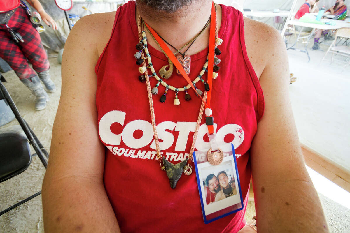 Un "empleado" de Costco Soulmate Trading Outlet en Burning Man 2019.