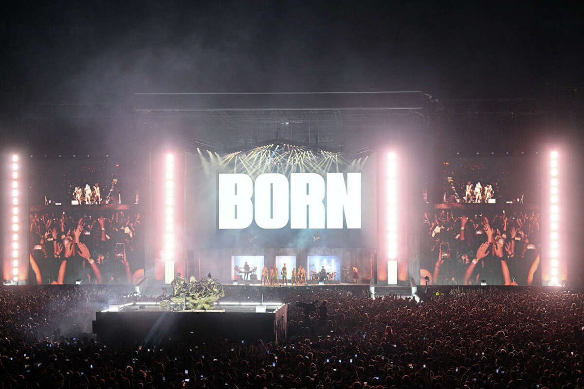 Lady Gaga se presenta en el escenario durante el Chromatica Ball Summer Stadium Tour en el Tottenham Hotspur Stadium el 29 de julio de 2022 en Londres. 