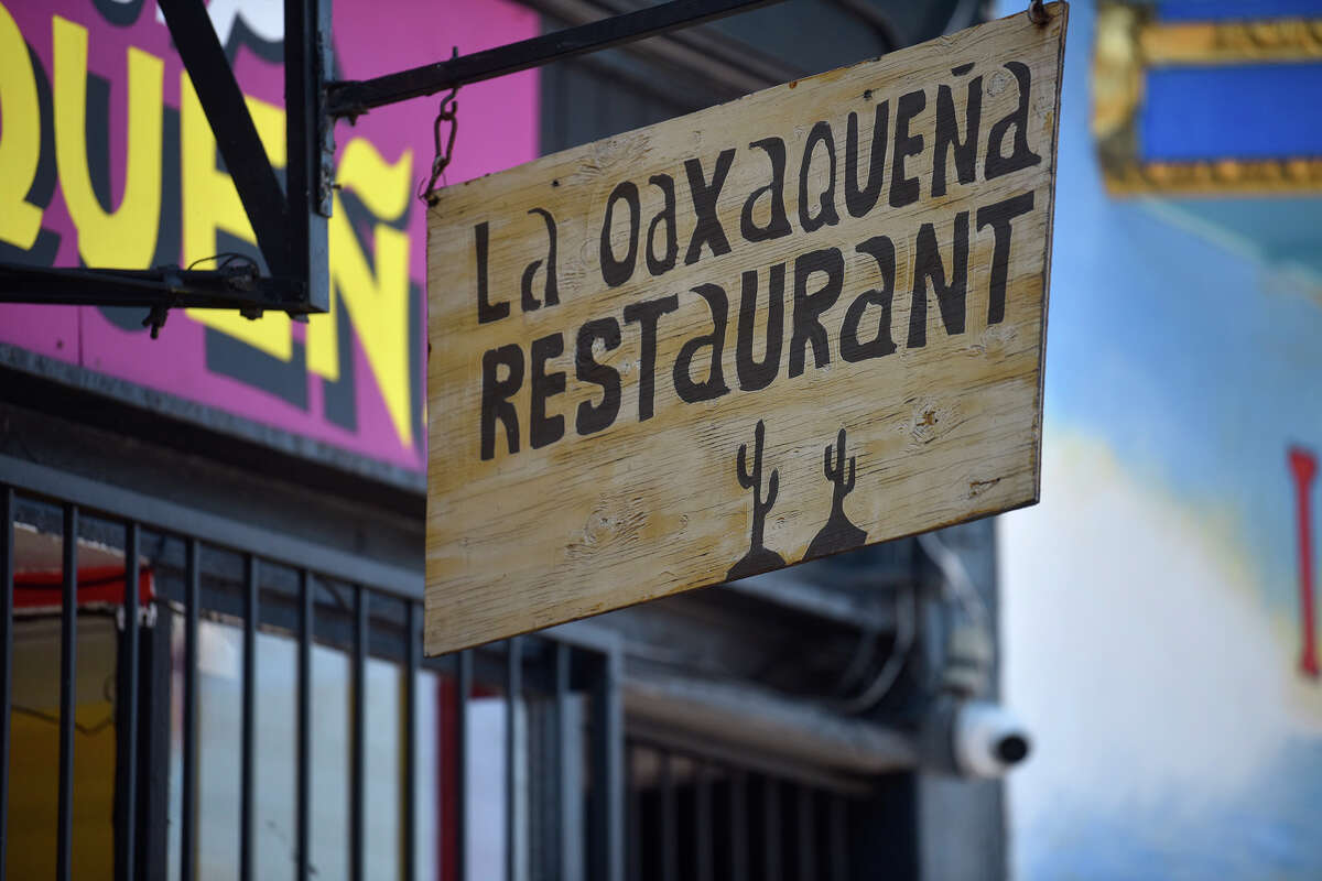 El letrero frente a La Oaxaqueña, en Mission Street, en San Francisco. 